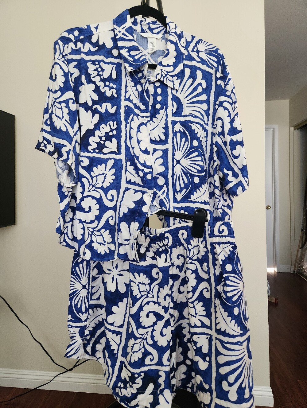 H&M Short Sleeve Short Set Blue and White Floral Button-Up Top XL - Picture 3 of 13